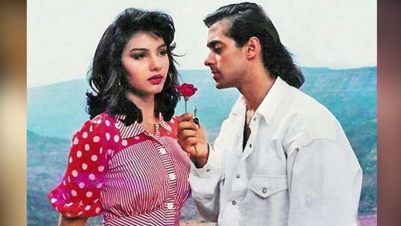 आखिरकार संगीता को सलमान एक होटल में सोमी के साथ मिले। उस वक्त वो इतने गुस्से में थी कि उन्होंने सलमान को सबके सामने खूब खरीखोटी सुनाई और बेइज्जती तक की। उन्होंने यह तक कहा था कि अगर यह पब्लिक प्लेस ना होती तो वो उनकी पिटाई कर देती। उनका दिल टूट गया और फिर उन्होंने फिल्मों में हाथ आजमाने की सोची। बाद में उन्होंने क्रिकेट अजहरुद्दीन से शादी की थी। हालांकि, अब दोनों का तलाक हो चुका है।