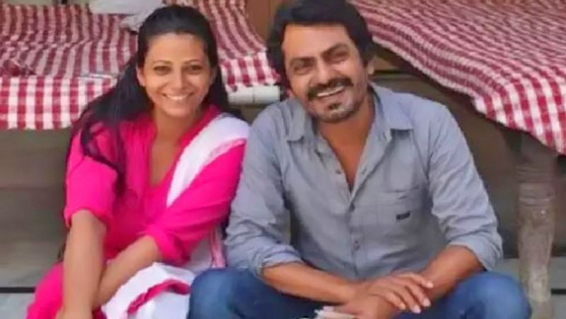बता दें कि आलिया ने कुछ दिनों पहले ही ईमेल और व्हाट्सएप के जरिए नवाजुद्दीन को तलाक का कानूनी नोटिस भेजा है। आलिया के वकील के मुताबिक, नवाज इन दिनों अपने गृह नगर बुढाना, मुजफ्फरनगर में हैं और उन्होंने नोटिस का जवाब नहीं दिया है।