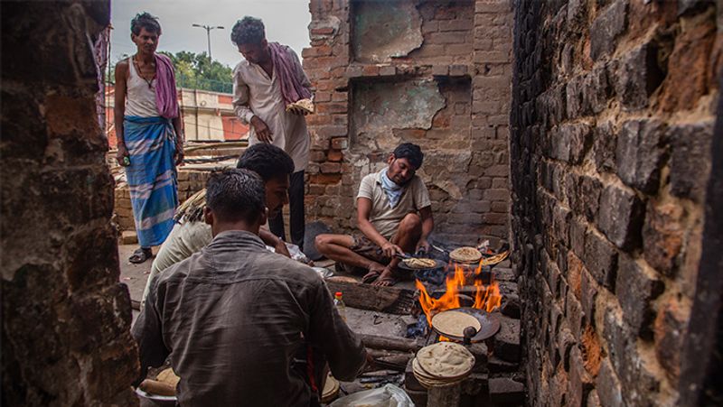 यह तस्वीर नई दिल्ली की है। लॉकडाउन ने गरीबों को रोटी के लिए तरसाना शुरू कर दिया है।