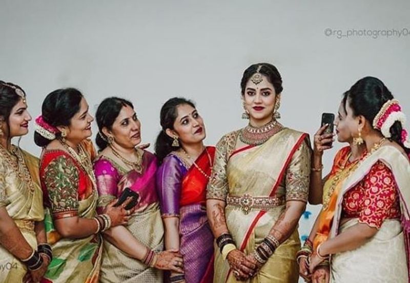 ಕುಟುಂಬಸ್ಥರ ಜೊತೆ ರೇವತಿ.