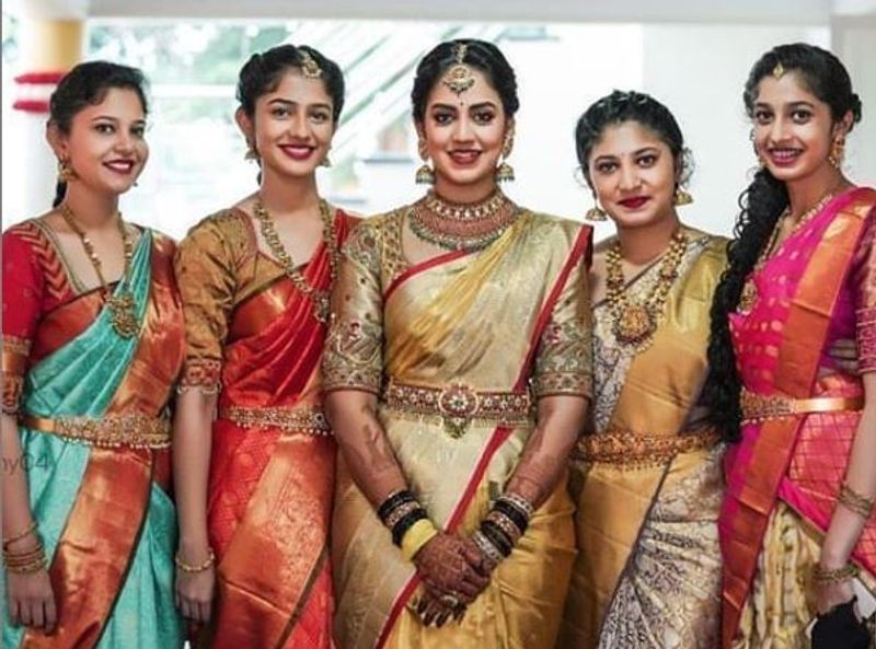 ದಕ್ಷಿಣ ಭಾರತದ ಸಾಂಪ್ರದಾಯಿಕ ಉಡುಗೆಯಲ್ಲಿ ಕಂಗೊಳ್ಳಿಸುತ್ತಿರುವ ಆಪ್ತರು.