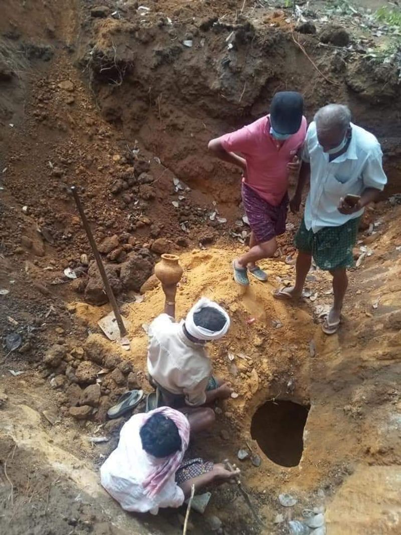ലാവാ കല്ലുകൾ , അല്ലങ്കിൽ ഇരുമ്പ് ചൂടാക്കി അത് ലാവയാകുന്ന സന്ദർഭത്തിൽ തന്നെ പെട്ടെന്ന് അതിന്റെ പ്രോസസിംഗ് അവസാനിപ്പിച്ച് അതീവ സങ്കീർണ്ണ നിർമ്മാണ പ്രക്രിയയിലൂടെ രൂപപ്പെടുത്തുന്നവയാണീ ആഭരണങ്ങളിലെ കൊത്തുപണികളുള്ള മുത്തുകൾ.