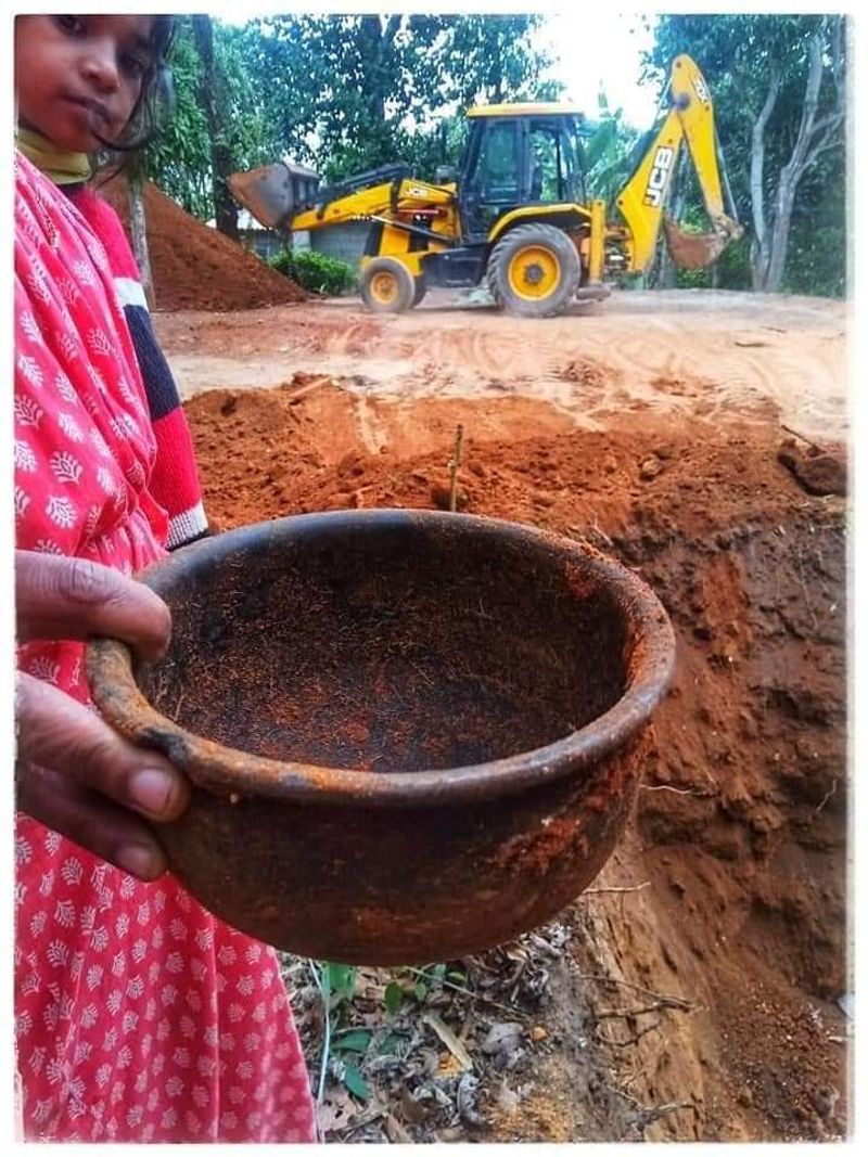 കൂടാതെ ഇവയോടൊപ്പം ഇരുമ്പുകൊണ്ടുള്ള ആയുധങ്ങൾ, എല്ലിൻ കഷണങ്ങൾ, ധാന്യങ്ങളുടെ ദ്രവിച്ച അവശിഷ്ടങ്ങൾ, ചെറു പാത്രങ്ങൾ എന്നിവയും കണ്ടെത്തിയിട്ടുണ്ട്.
