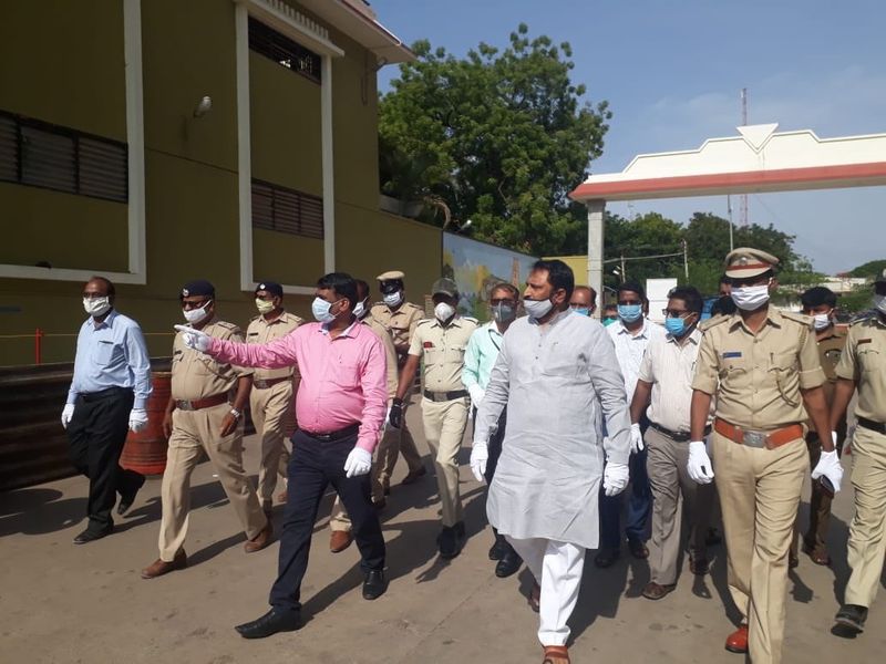ನಗರದ ಕೇಂದ್ರ ಬಸ್ ನಿಲ್ದಾಣಕ್ಕೆ ಭೇಟಿ ನೀಡಿ ಪರಿಶೀಲನೆ ನಡೆಸಿದ ಸಚಿವ ಲಕ್ಷ್ಮಣ ಸವದಿ 