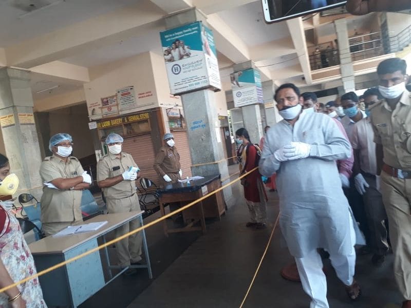 ರಾತ್ರಿ ವೇಳೆಯಲ್ಲಿ ಕೆಲ ಪ್ರಯಾಣಿಕರು ಬಸ್ಗಾಗಿ ಕಾಯುತ್ತಾ ಬಸ್ ನಿಲ್ದಾಣದಲ್ಲಿ ಮಲಗುವ ಪ್ರಶ್ನೆಯೇ ಇಲ್ಲ. ಪೂರ್ಣ ಪ್ರಮಾಣದಲ್ಲಿ ಬಸ್ ಸಂಚಾರವನ್ನು ಶೀಘ್ರದಲ್ಲೇ ಪ್ರಾರಂಭಿಸಲಾಗುವುದು. 