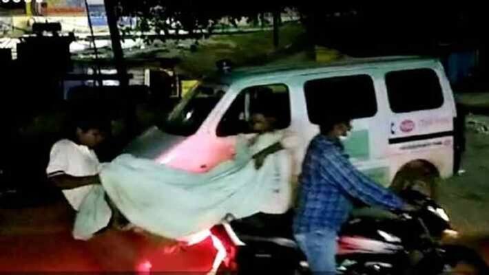 Bihar News family member carried dead body on bike in vaishali as hospital didn't provide ambulance pra Bihar News family member carried dead body on bike in vaishali as hospital didn't provide ambulance pra