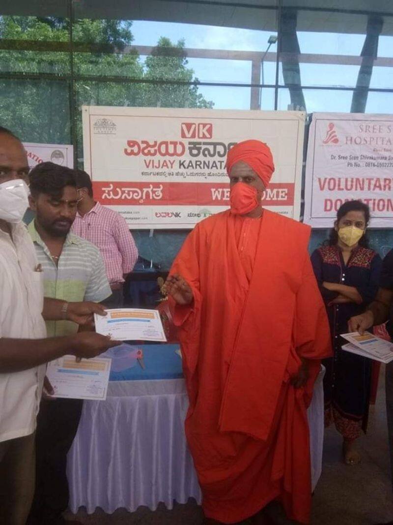 tumkur siddaganga Mutt siddalinga swamiji donates Blood