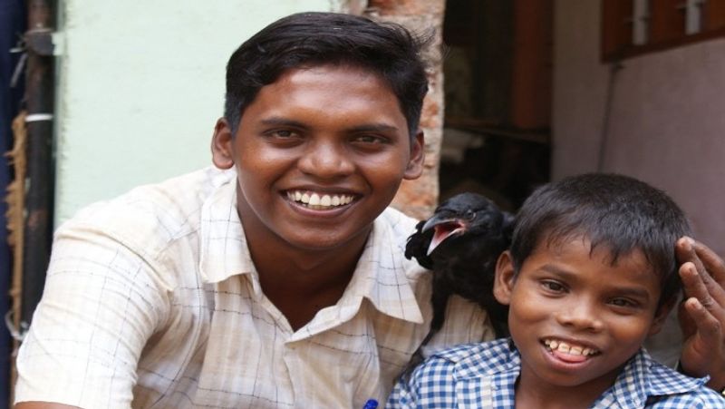 'थेरुवोरम' में 6 हेल्पर्स समेत 8 लोग हैं। इनमें से 2 एम्बुलेंस के ड्राइवर हैं। ये एम्बुलेंस एनजीओ को मलयालम फिल्म असोसिएशन की तरफ से दी गई हैं। इन्हीं से लोगों को अस्पताल या सेंटर तक छोड़ा जाता है। 