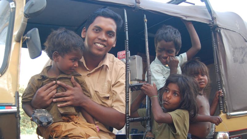 नहला-धुला कर साफ कपड़े पहनाते हैं मरुगन
मुरुगन के मुताबिक, 90% लोग अन्य राज्यों से हैं। इनमें से ज्यादातर की उम्र 20-40 साल के बीच में है। इनमें से ज्यादातर को शराब और ड्रग्स की लत है। इनसे ही इनका जीवन खराब हो गया। जल्द ही ऐसे लोग मानसिक रोगी बन जाते हैं। 