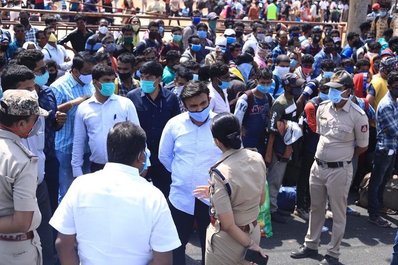 ಬೆಂಗಳೂರಿನ ಪ್ಯಾಲೇಸ್ ಗ್ರೌಂಡ್ಸ್ ನಲ್ಲಿ, ಒಡಿಶಾ, ಮಣಿಪುರ ಮೊದಲಾದ ರಾಜ್ಯಗಳಿಗೆ ತೆರಳಲು ನೊಂದಾಯಿಸಿಕೊಳ್ಳುತ್ತಿರುವ ವಲಸಿಗರನ್ನು ಸಚಿವ ಡಾ.ಕೆ.ಸುಧಾಕರ್ ಅವರು ಭೇಟಿ ಮಾಡಿ ಕುಂದುಕೊರತೆಗಳನ್ನು ಆಲಿಸಿದರು