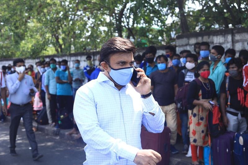 ವಲಸಿಗರನ್ನು ಭೇಟಿಮಾಡಿ ಅವರ ಕುಂದುಕೊರತೆ ವಿಚಾರಿಸಿ, ಕೊರೋನಾ ಸವಾಲುಗಳನ್ನು ರಾಜ್ಯ ಸರ್ಕಾರ ಸಮರ್ಥವಾಗಿ ಎದುರಿಸುತ್ತಿದ್ದು, ರಾಜ್ಯದಲ್ಲಿರುವ ಎಲ್ಲರ ಸುರಕ್ಷತೆ ಮತ್ತು ನೆರವು ನೀಡುವ ಪ್ರಯತ್ನಗಳಲ್ಲಿ ನಿರತವಾಗಿದೆ ಎಂದರು.