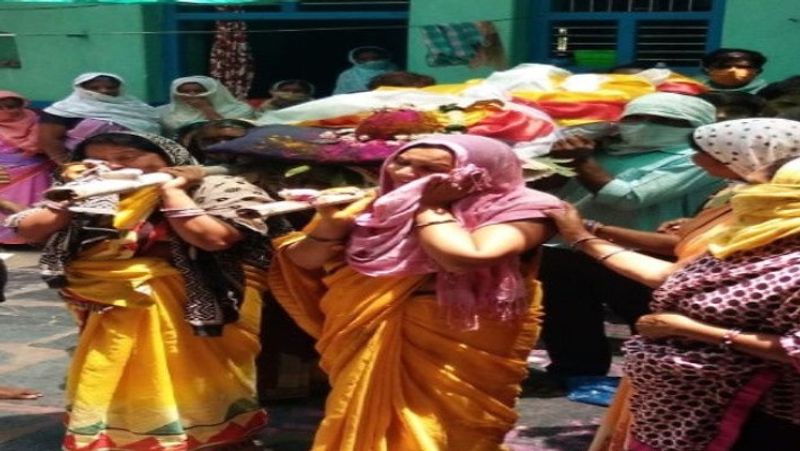 बेटी-बहू को कंधा देते देख हर आंख हुई नम: जिस किसी ने बहू-बेटी को एक साथ अर्थी में कंधा देते हुए देखा तो उसकी आंखों से भी आंसू निकल आए। हर कोई यही कह रहा था कि हे भगवान ऐसे दिन किसी और ना दिखाना। इस अंतिम यात्रा में लॉकडाउन की वजह से कम ही लोग शामिल हो सके थे, रिश्तेदार भी नहीं आ पाए। अंतिम संस्कार भी बहू और बेटी ने मिलकर पूरी रीति-रिवाज के साथ किया और मृतक के नाती साहिल ने मुखाग्नि दी।