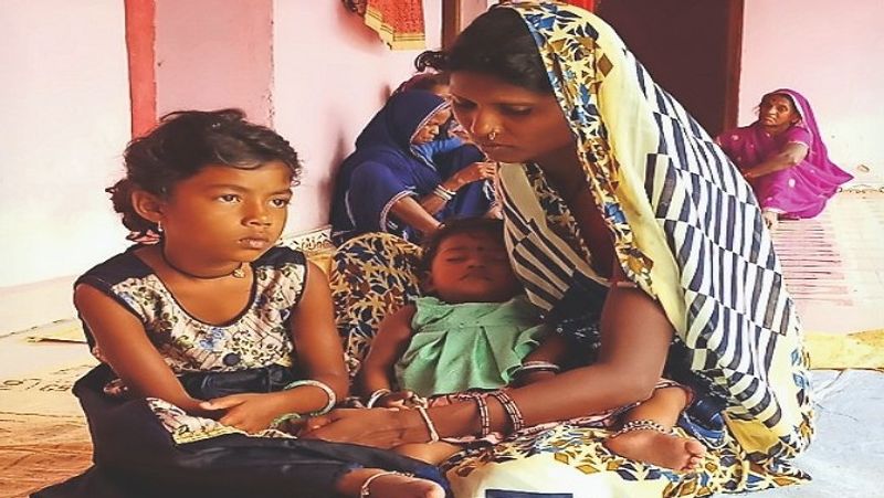 बेबसी की यह तस्वीर बिलासपुर ही है। जहां गर्भवती महिला के पति की लॉकडाउन खुलने के बाद मौत हो गई। पति की मौत से वह गहरे सदमे में है, वो रात में चीख उठती है। लॉकडाउन की वजह से काम बंद था और जब चालू हुआ तो भगत यादव की तबियत बिगड़ गई। उसके पेट में दर्द शुरू हुआ जो उसकी मौत हो गई।
