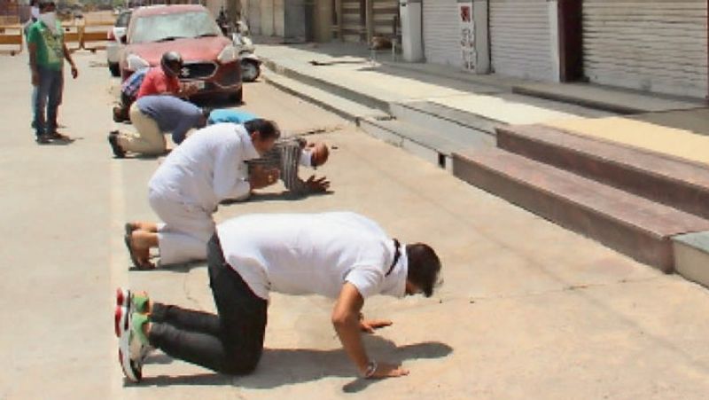 यह तस्वीर राजस्थान के कोटा शहर की है, जब प्रशासन ने दो महीने बाद दुकान खोलने की मंजूरी दी तो देखिए किस तरह उन्होंने सबसे पहले अपनी रोजी रोटी को नमन किया।
