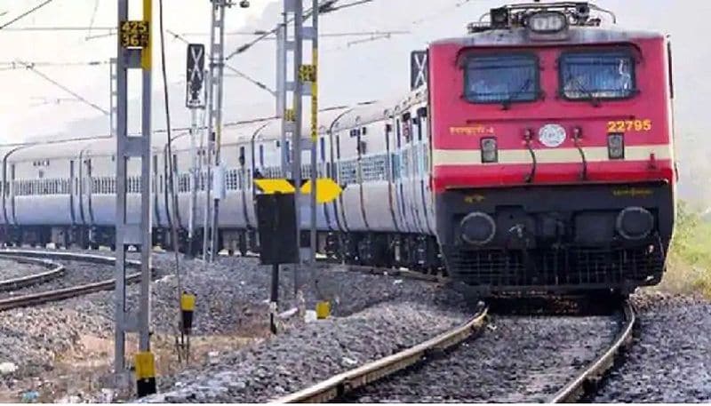 अपर मुख्य सचिव गृह ने कहा कि वाराणसी में अब 2 रेलवे स्टेशनों पर ट्रेनों के आने की व्यवस्था की गई है। हमारे प्रदेश में लगभग 52 स्टेशन ऐसे हैं, जहां पर ट्रेनें आ रही हैं और पहली बार पीलीभीत जैसी जगह पर भी 1200 लोगों को लेकर एक ट्रेन आई है।
