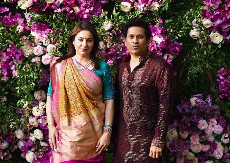 മുകേഷ് അംബാനിയുടെ മകന് ആകാശ് അംബാനിയുടെ വിവാഹത്തിനെത്തിയ സച്ചിനും അഞ്ജലിയും