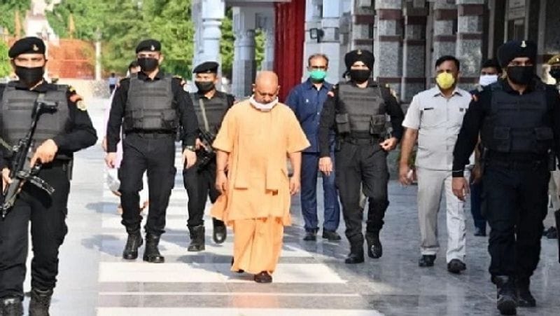 ग्रेटर नोएडा के नॉलेज पार्क थाना क्षेत्र में रहने वाले राजीव जायसवाल लॉकडाउन में खाने के लिए परेशान था, जिसने ट्वीटर पर सीएम योगी आदित्यनाथ को गोली मारने की धमकी दे डाली। 