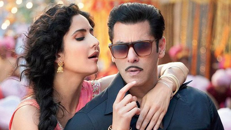 তিনি সবে মাত্র স্নান সেরে বেরিয়েছেন। তাই শার্ট পরা হয়ে ওঠেনি। এরপর থেকেই গোটা পার্টিতে সলমন খান লক্ষ্য করেছিলেন ক্যাটরিনাকে।
