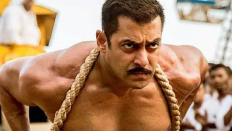 যার কারণে তিনি নাকোচ করেন সুলতান ছবিটি। বিশেষত তানু ওয়েডস মানু রিটার্নসের মত সুপারহিট ছবি দর্শকদের উপহার দেওয়ার পর তিনি নিজের পছন্দসই অভিনেতাদের সঙ্গে অভিনয় করবেন বলে জানিয়ে দেন। 