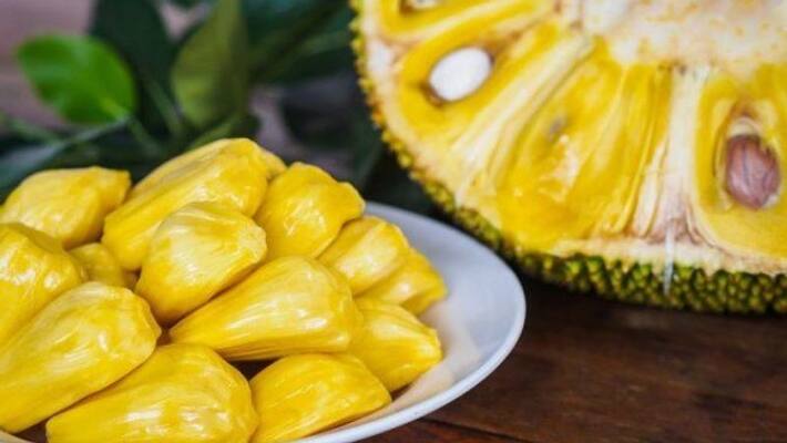 Jackfruit distributed to passengers in state highway side in sullia Jackfruit distributed to passengers in state highway side in sullia