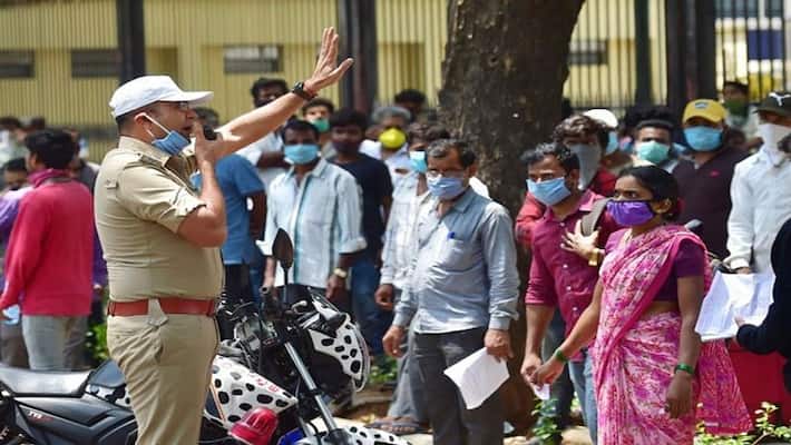 Thousands of migrant laborers gathered at the Palace Ground in Bengaluru due to wrong message on the phone MJA Thousands of migrant laborers gathered at the Palace Ground in Bengaluru due to wrong message on the phone MJA