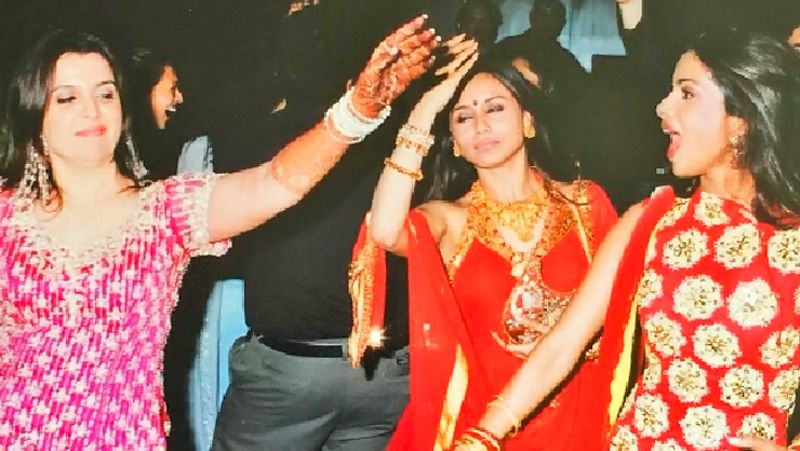 फराह की संगीत सेरेमनी में नाचतीं रानी मुखर्जी और प्रियंका चोपड़ा।