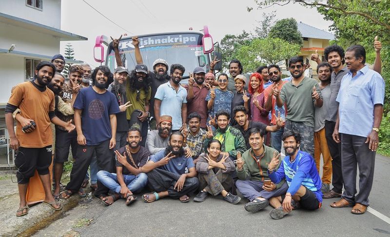 ജോസഫ് എന്ന സിനിമയിൽ ശ്രദ്ധേയമായ വേഷം ചെയ്ത വേദ് വൈബ്സ്, പുതുമുഖം ഗൗരവ് രവീന്ദ്രൻ എന്നിവർ മറ്റു പ്രധാന കഥാപാത്രങ്ങളായെത്തുന്നു. ഇവരെക്കൂടാതെ സുജിത് കോയിക്കൽ, രതീഷ് ഈറ്റില്ലം, ദേവനാരായണൻ, സോനിത് ചന്ദ്രൻ, ആസ്ത ഗുപ്ത, അഷിത, നന്ദു ഠാക്കൂർ, ഭൂപേന്ദ്ര ഖുറാന എന്നിവരും മറ്റു വേഷങ്ങളിൽ എത്തുന്നു.