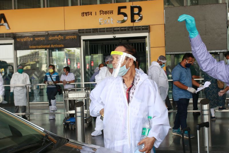 एक केबिन और एक चेक-इन बैगेज की सुविधा: यात्रियों को केवल एक केबिन और एक चेक-इन बैग की अनुमति होगी। हालांकि, चेक-इन सामान के लिए पहले से इजाजत लेनी होगी। केबिन बैगेज, जैसे- हैंडबैग, पर्स, लैपटॉप बैग, जिन्हें आप अपने साथ फ्लाइट में ले जा सकते हैं। ज्यादा से ज्यादा 7 किलो तक का सामान अपने साथ फ्लाइट में रख सकते हैं। मेडिसिन, खाने-पीने का सामान केबिन बैगेज में रख सकते हैं। चेक-इन बैगेज जैसे- सूटकेस, ब्रिफकेस को चेक-इन-बैगेज कहते हैं। यह 15 किलो तक हो सकता है।