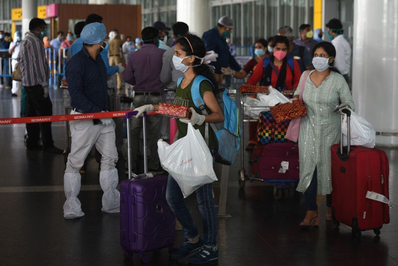 गर्भवती महिला को इजाजत नहीं : नई गाइडलाइन के मुताबिक, गर्भवती महिला को उड़ान की इजाजत नहीं है। नई गाइडलाइन में कमजोर व्यक्तियों, जैसे बहुत बुजुर्ग, गर्भवती महिलाओं और बीमार यात्रियों को हवाई यात्रा की इजाजत नहीं है।