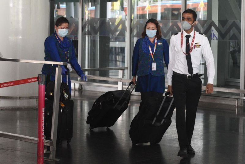 विमान के अंदर नहीं खा सकते खाना : उड़ान के दौरान विमान के अंदर किसी भी तरह का खाना नहीं खा सकते हैं। पानी की बोतल सीटों पर उपलब्ध कराई जाएगी। विमान के अंदर यात्रियों को खाना नहीं दिया जाएगा।