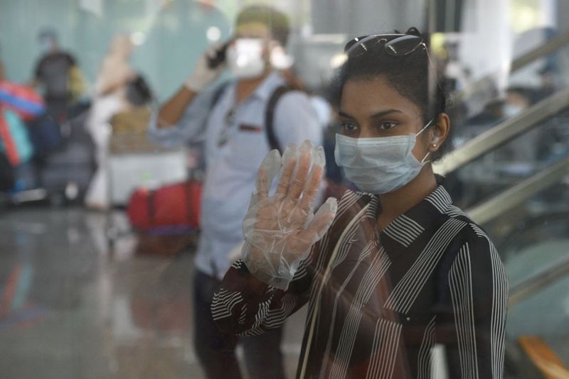 बिना लाइन मिलेगा बोर्डिंग पास : यात्रियों को कम से कम ट्रॉली का उपयोग करना होगा। वहीं बिना लाइन के बोर्डिंग पास मिलेगा। एयरपोर्ट ऑपरेटर्स को यात्रियों के बैगेज को टरमिनल में एंट्री देने से पहले पूरी तरह सैनिटाइज करने का आदेश दिया गया है।