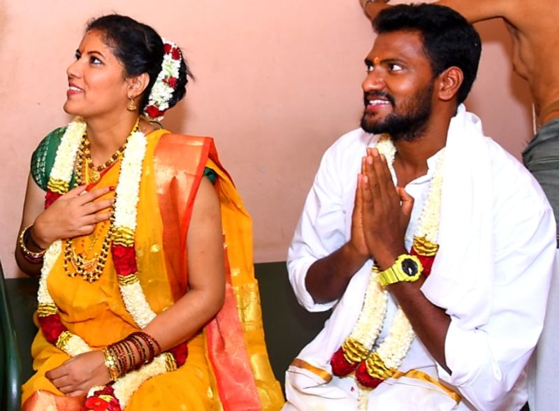 ಪುದುಚೇರಿಯಲ್ಲಿರೋ 'ಒರೋವಿಲ್'ನಲ್ಲಿ ಸಾಫ್ಟ್ವೇರ್ ಎಂಜಿನಿಯರ್ ಆಗಿರೋ ಶ್ರೀನಿವಾಸ್ ಎಂಬುವರನ್ನು ವಿವಾಹವಾಗಿದ್ದಾರೆ.