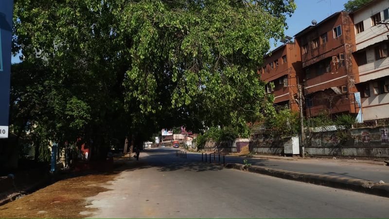 ಜನರಿಗೆ ಮೊದಲೇ ಲಾಕ್ಡೌನ್ ಮಾಹಿತಿ ಇದ್ದುದರಿಂದ ಹಾಗೂ ಖಾಸಗಿ, ಸಾರ್ವಜನಿಕ ವಾಹನ ಸಂಚಾರವನ್ನು ಸಂಪೂರ್ಣ ನಿರ್ಬಂಧಿಸಿದ್ದರಿಂದ ರಸ್ತೆಗಳಲ್ಲಿ ಜನರೇ ಇಲ್ಲದೆ ಅಂಗಡಿ ತೆರೆದವರೂ ವ್ಯಾಪಾರವಿಲ್ಲದೆ ಖೇದ ವ್ಯಕ್ತಪಡಿಸಿದರು. ಮಧ್ಯಾಹ್ನ ಬಳಿಕವಂತೂ ಬಹುತೇಕ ಎಲ್ಲ ಅಂಗಡಿಗಳೂ ಮುಚ್ಚಿದ್ದವು.
