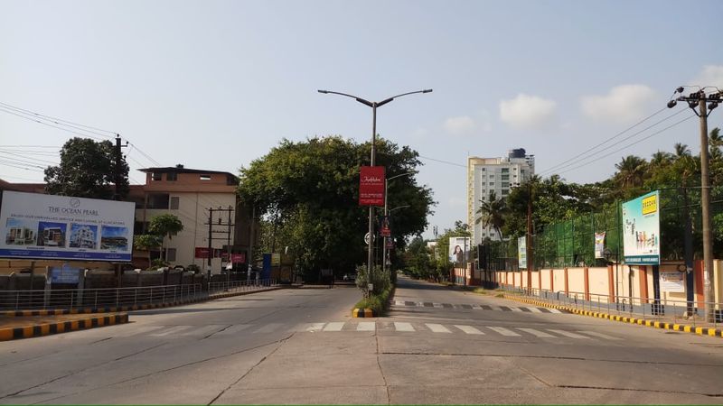 ಕೆಲವು ಮಾಂಸದ ಅಂಗಡಿಗಳು ತೆರೆದಿದ್ದರೂ ದುಬಾರಿ ದರ ವಸೂಲಿ ಮಾಡಲಾಗುತ್ತಿತ್ತು. ಮಟನ್ ಕೆಜಿಗೆ 800 ರು.ಗೂ ಹೆಚ್ಚು ವಸೂಲಿ ಮಾಡಲಾಗುತ್ತಿತ್ತು ಎಂದು ಸಾರ್ವಜನಿಕರು ಆರೋಪಿಸಿದ್ದಾರೆ.