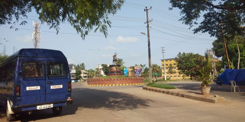 ಮಸೀದಿ ಸುತ್ತಮುತ್ತಲಿನ ರಸ್ತೆ, ಆವರಣ ಎಲ್ಲವೂ ಖಾಲಿಯಿತ್ತು. ಮಸೀದಿಗಳಲ್ಲಿ ಧರ್ಮಗುರುಗಳನ್ನು ಹೊರತುಪಡಿಸಿದರೆ ಭದ್ರತೆಗಾಗಿ ಪೊಲೀಸರು ಮಾತ್ರವೇ ಇದ್ದರು.