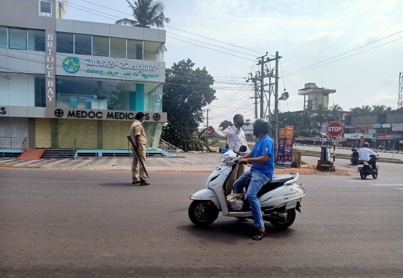 ಸಂಪೂರ್ಣ ಲಾಕ್ಡೌನ್ ಮಾತ್ರವಲ್ಲ ರಂಜಾನ್ ಹಬ್ಬದಾಚರಣೆಯೂ ಇದ್ದುದರಿಂದ ಪೊಲೀಸ್ ಸಿಬ್ಬಂದಿ ನಗರಾದ್ಯಂತ ಭದ್ರತೆಯನ್ನು ಬಲಪಡಿಸಿದ್ದರು. ಮಂಗಳೂರು ಹೊರವಲಯದ ತೊಕ್ಕೊಟ್ಟು ಬಳಿ ಪೊಲೀಸರು ಬಂದೂಕು ಹಿಡಿದು ಭದ್ರತಾ ಕಾರ್ಯದಲ್ಲಿ ನಿರತರಾಗಿದ್ದುದು ಕಂಡುಬಂತು.