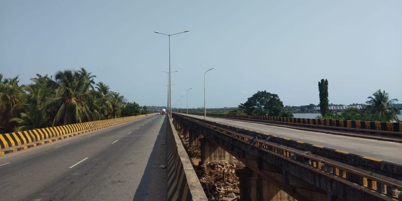 ಬಿಕೋ ಎನ್ನುತ್ತಿರುವ ರಸ್ತೆ