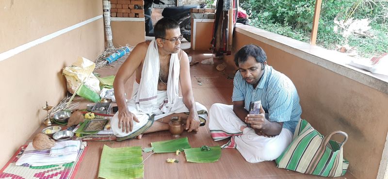 ಕಾರ್ಕಳ ಕಸಬಾ ಗ್ರಾಮದ ಮಲ್ಲಿಗೆ ಓಣಿಯ ನಿವಾಸಿ 35 ವರ್ಷಗಳ ಪೌರೋಹಿತ್ಯದ ಅನುಭವವಿರುವ ಸುರೇಂದ್ರ ಭಟ್ (56 ) ಎಂಬುವರು ಮಸ್ಕತ್ನಲ್ಲಿರುವ ಸಚಿತ್ ಕಾಮತ್ ಅವರ ತಂದೆಯ ವಾರ್ಷಿಕ ಶ್ರಾದ್ಧವನ್ನು ವಾಟ್ಸಪ್ ಲೈವ್ ವಿಡಿಯೋ ಕರೆ ಮೂಲಕ ಮಾಡಿ ಮುಗಿಸಿದ್ದಾರೆ.