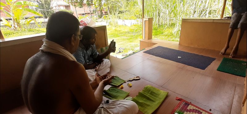 ಇತ್ತೀಚಿಗೆ ನಿಧನರಾದ ಶಾಂತಾ ನಾಗೇಶ್ ಪೈ ಎಂಬುವರ ಮಗ ಮುಂಬೈಯಲ್ಲಿದ್ದು, ಊರಿಗೆ ಅಗಮಿಸಲಾಗದ ಹಿನ್ನೆಲೆಯಲ್ಲಿ ಇದೇ ರೀತಿ ಆನ್ಲೈನ್ ಲೈವ್ ವೀಡಿಯೋ ಮೂಲಕ ಮಗನಿಗೆ ತಾಯಿಯ ಶವಸಂಸ್ಕಾರದ ವೀಡಿಯೋ ಹಾಗೂ ಒಂಭತ್ತನೇ ದಿನದ ಕ್ರಿಯೆಯನ್ನೂ ಆನ್ ಲೈನ್ನಲ್ಲಿ ನೇರವೇರಿಸಿಕೊಟ್ಟಿದ್ದಾರೆ.