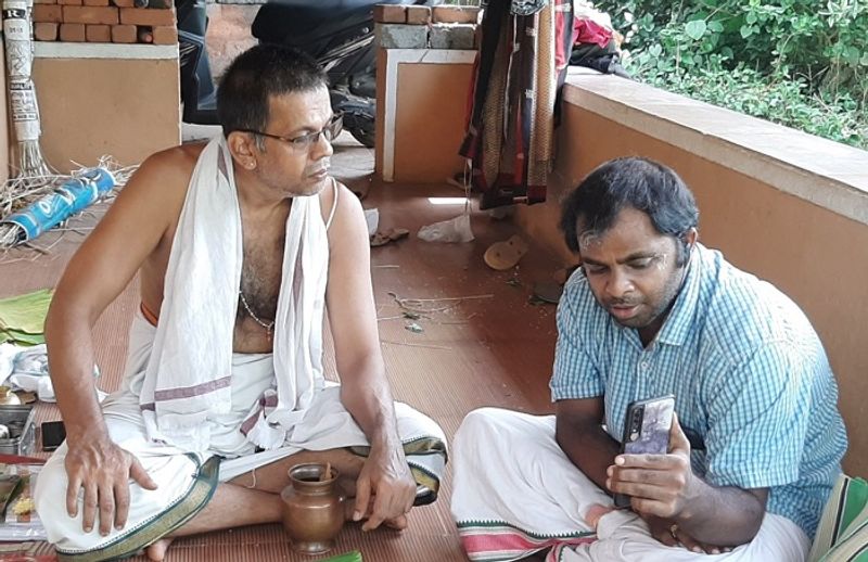 ಫೋನ್ನಲ್ಲಿ ಶ್ರಾದ್ಧ ನಡೆಸುತ್ತಿರುವುದು