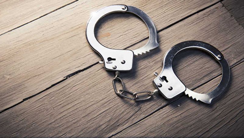 17 मई की रात दोनों लाश ले जाकर निकासीपुर गांव में स्थित नहर पुल के नीचे फेंककर फरार हो गए। शव मिलने के बाद जब पुलिस ने हत्या की वजह तलाशना शुरू किया तो पुलिस की शक की सुई उसके अपनों पर ही जाकर ठहर गई, जिसके बाद पुलिस ने मृतक के आठ वर्षीय बेटे से अकेले में पूछताछ की।
