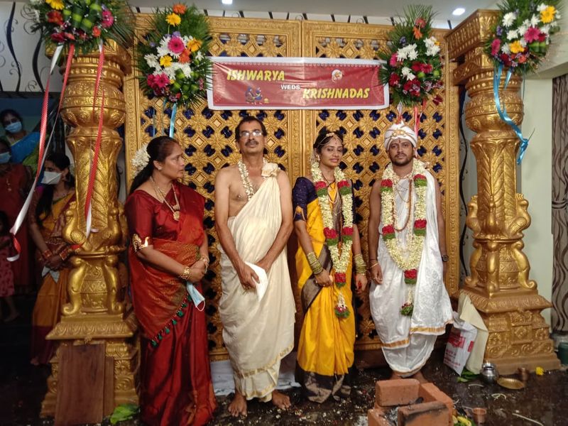 ಭಾನುವಾರದ ಕರ್ಫ್ಯೂ ಘೋಷಣೆಯಾಗುವ ಮೊದಲೇ ನಿಶ್ಚಿತವಾಗಿದ್ದ ಮದುವೆಗಳಾದ್ದರಿಂದ ಅವುಗಳನ್ನು ಕೆಲವು ಷರತ್ತುಗಳೊಂದಿಗೆ ನಡೆಸುವುದಕ್ಕೆ ಆಯಾ ತಾಲೂಕಿನ ತಹಶೀಲ್ದಾರ್ ಅವರ ಅನುಮತಿ ಪಡೆದು ಮದುವೆ ನಡೆಸುವುದಕ್ಕೆ ಅವಕಾಶ ನೀಡಲಾಗಿತ್ತು.