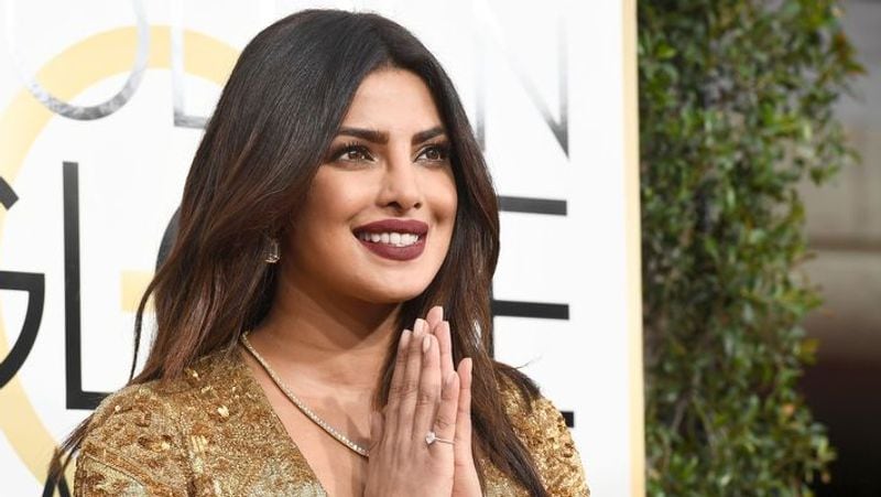 प्रियंका चोपड़ा ने ट्विटर पर बधाई दी। उन्होंने लिखा- दुनियाभर में ईद मनाने वालों को मुबारकबाद। मैं आपके और आपके परिवारवालों के लिए शांति, खुशी और मजबूती की दुआ करतीं हूं। 