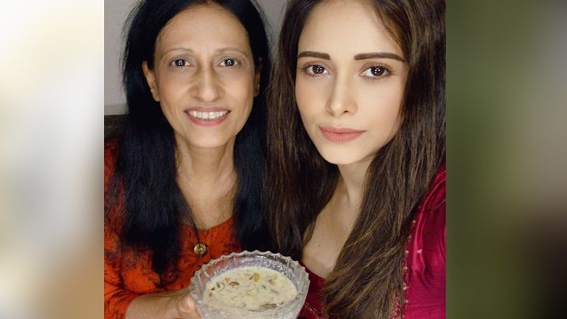 नुसरत बरूचा ने मां के साथ फोटो शेयर लिखा- सभी को ईद की मुबारकबाद।