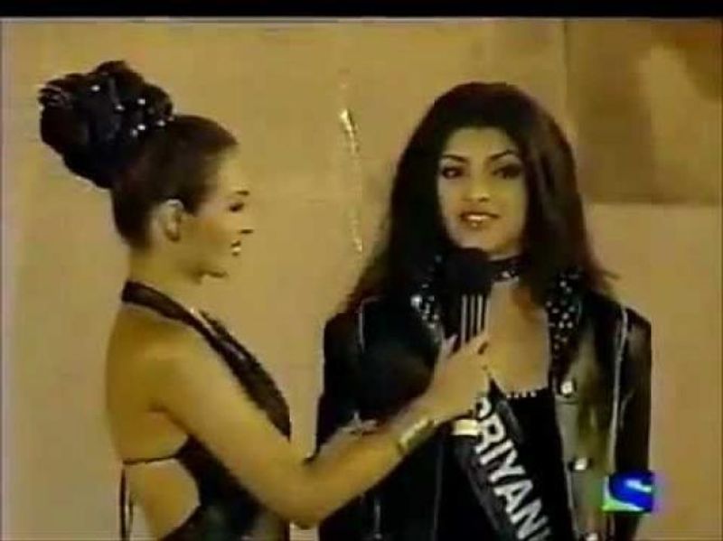 This video is from 2000 when Priyanka was one of the top 10 contestants for Femina Miss India pageant. And Shah Rukh Khan was one of the jury members, who asked a question to the actress and Malaika Arora was the host.
