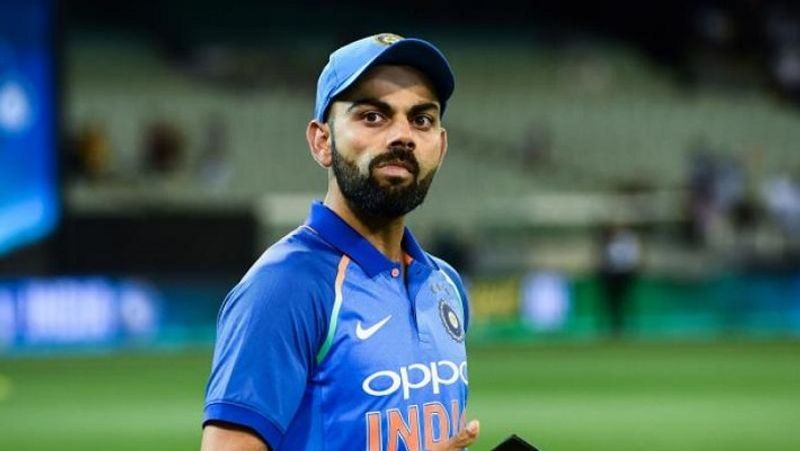हर हाल में कर देता आउट
शोएब अख्तर ने कहा कि मैं किसी भी हाल में विराट कोहली को आउट कर देता। मैं ऐसी गेंदबाजी करता कि बॉल क्रीज से बाहर पिच के ऊपर से निकलती जाती। अगर विराट इस गेंद को खेलते तो आउट होते। लेकिन अगर यह बॉलिंग कामयाब नहीं होती तो वे 150 किलोमीटर प्रति घंटा की रफ्तार से गेंदबाजी करते और इसका सामना करते हुए विराट आउट हो जाते।