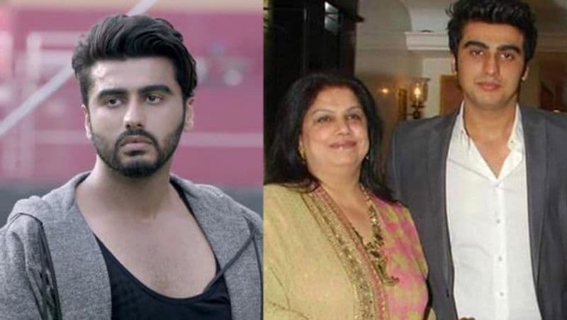 अर्जुन ने बताया कि उनके बॉलीवुड डेब्यू से ठीक 45 दिन पहले उनकी मां मोना शौरी का आकस्मिक निधन हो गया था। अचानक हुई मां की मौत से वह पूरी तरह टूट गए थे। 