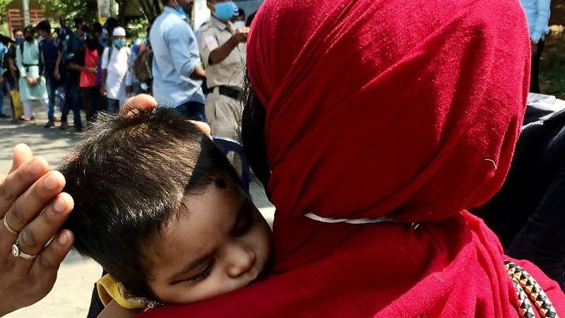 यह तस्वीर कर्नाटक के बेंगलुरु से सामने आई है। जहां इस महिला को अपने गांव बिहार जाना है, वह कंधे पर बच्चे को लेकर पैदल ही निकल पड़ी।