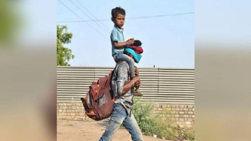 ये तस्वीर बिलासपुर के तिफरा ओवरब्रिज के पास की है। एक मजदूर पिता अपने बेटे को कंधे पर उठाकर कई घंटों से ऐसे ही लेकर चल रहा है। ये मजदूर झारखंड से आया है और रायपुर की ओर जा रहा था।
