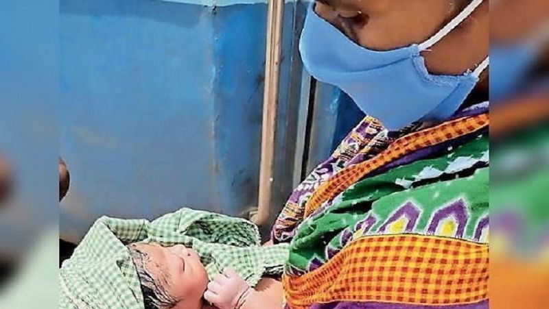 यह तस्वीर तेलंगाना की है। जहां अपने घर वापस लौट रही एक महिला ने चलती ट्रेन में एक बच्ची को जन्म दिया। 
